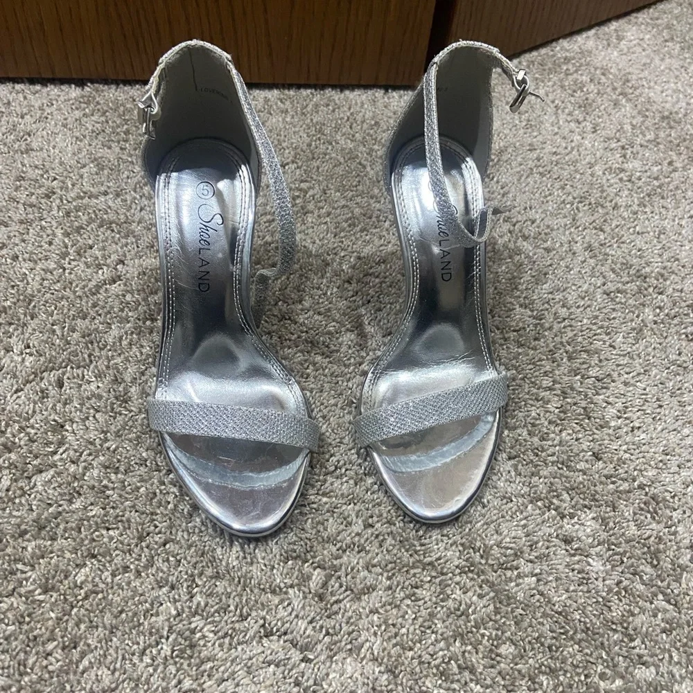 Silver heels - Picture 2 of 4